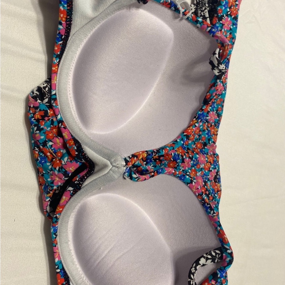 Bikini - Picture 3 of 5
